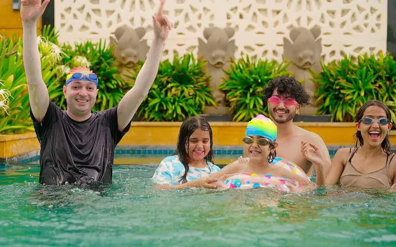 Provident Sunworth City: Family in the pool